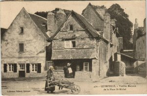 CPA QUIMPERLÉ Vieilles Maisons de la Place St-Mcihel (144009)