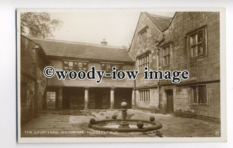 tp8713 - Yorks' - Courtyard & Fountain at Woodsome, in Huddersfield - Postcard 