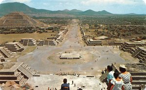 La Plaza e la Luna y la Calzada de los Mertos San Juan Teotihuacan Mexico Tar...