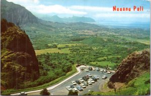 Postcard Hawaii - Nuuanu Pali lookout with cars