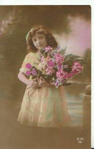 Children Postcard - Young Girl Posing With Flowers - Ref TZ9966