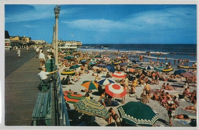 Ocean City NJ Crowd on the Beach Postcard M3