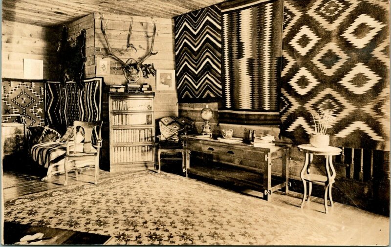 Vtg Postale Sépia Cppr 1920s Cabine Intérieur Avec Sud-Ouest Motif & Taxidermie