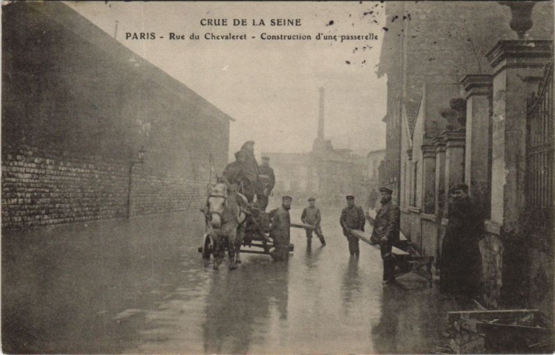 CPA Inondations 1910 PARIS Rue de Chevaleret Passerelle construction (996159)