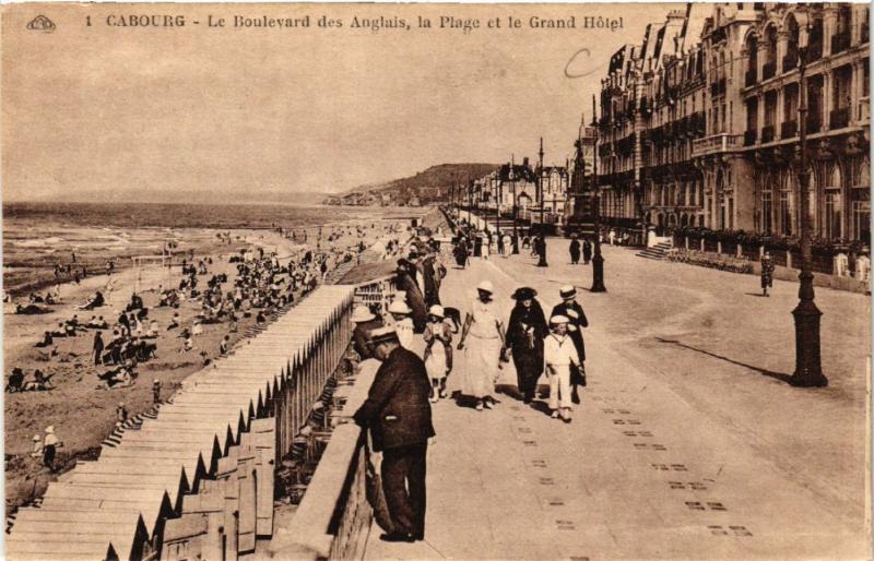 CPA CABOURG - Le Boulevard des Anglais la Plage et le Grand Hotel (515872)