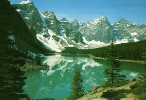 VINTAGE CONTINENTAL SIZE POSTCARD MORAINE LAKE BANFF NATIONAL PARK AB CANADA