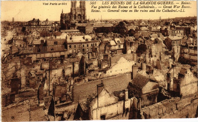CPA Militaire - REIMS - Vue générale des Ruines et la Cathédrale (91741)