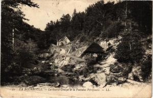 CPA La BOURBOULE La Source Croizat et la Fontaine pétrifiante (720863)