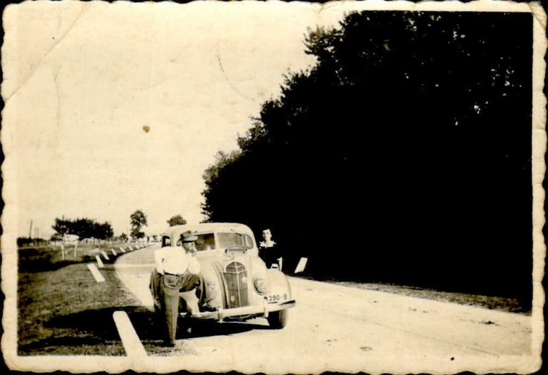 IMV00985 romania real photo old car social history