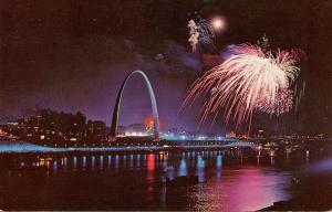 MO - St Louis. Gateway Arch, Fireworks