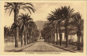 CPA Hyeres Perspective de l'Avenue Godillot FRANCE (1103547)