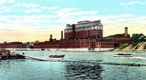 1930s WATERVILLE MAINE HOLLINGSWORTH & WHITNEY PAPER MILLS BOATS POSTCARD P559