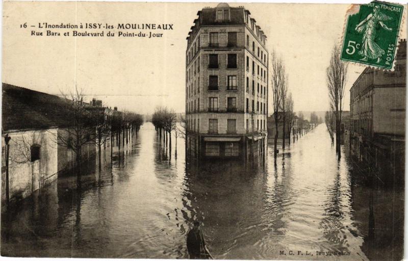 CPA ISSY les MOULINEAUX Inondation-Rue Bara et Blvd du Point du Jour (412673)
