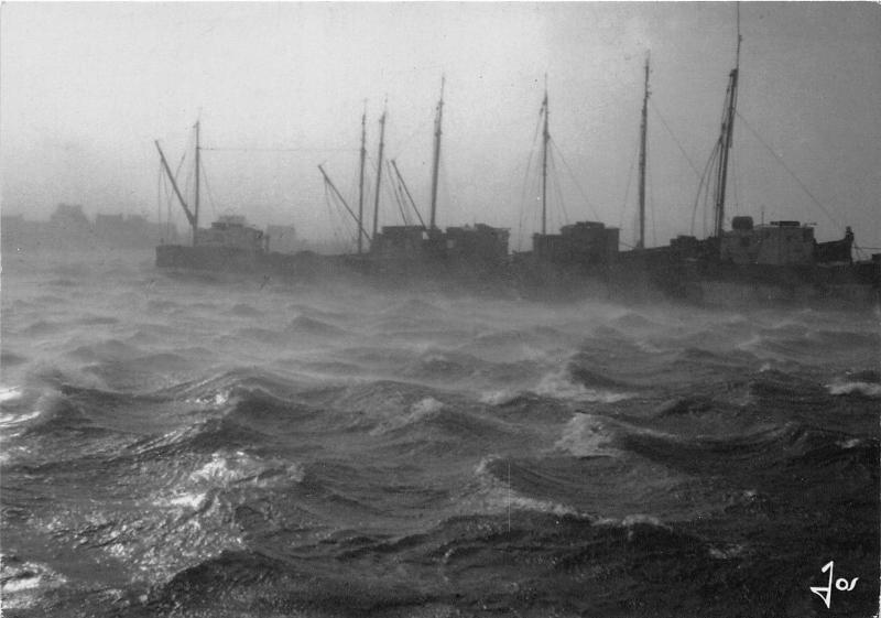 BF37390 tempete en bretagne saint guenoble penmarc h france  Boat Ship Bateaux