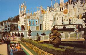 Anaheim California Disneyland Small World Topiaries Vintage Postcard K23771