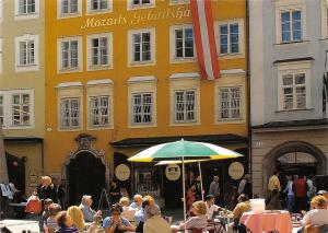 B75871 Salzburg mozart s birthplace austria