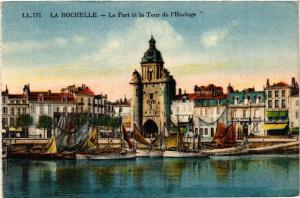 CPA La ROCHELLE - Le Port et la Tour de l'Horloge (354492)