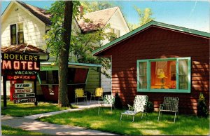 Roeker's Motel, 613 Broadway Wisconsin Dells WI c1970s Vintage Postcard Q66