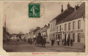 CPA SOISSONS La rue de Laon (151925)