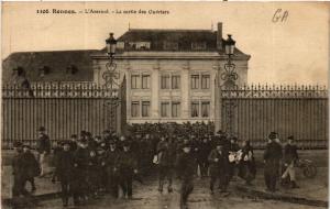 CPA RENNES - L'Arsenal - La sortie des Ouvriers (584345)