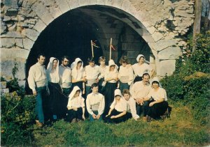 Postcard Groupe folklorique Les Arentelles de Saintonge costumes de travail