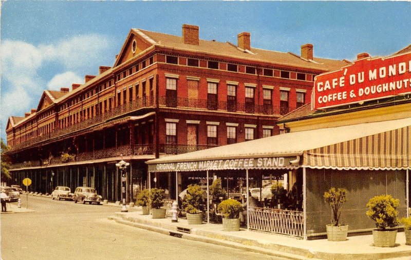 US16 USA New Orleans The Pontalba Apartments French Market coffee stand