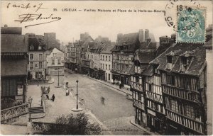 CPA LISIEUX Vieilles Maisons et Place de la Halle-au-Beurre (1227585)