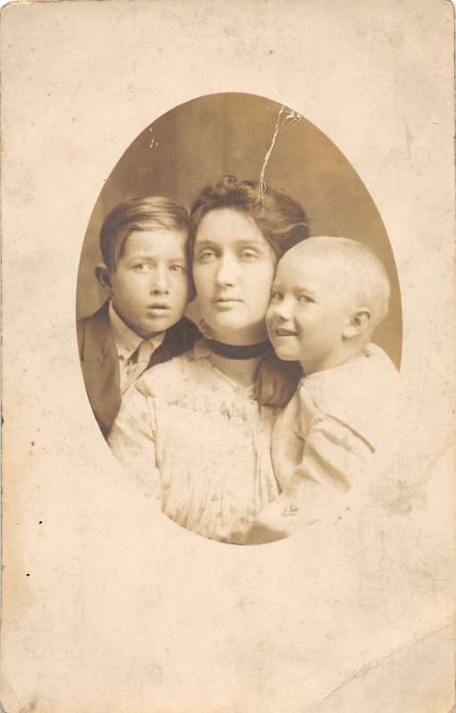 F79/ Lidgerwood North Dakota RPPC Postcard Family Photo Mother Kids