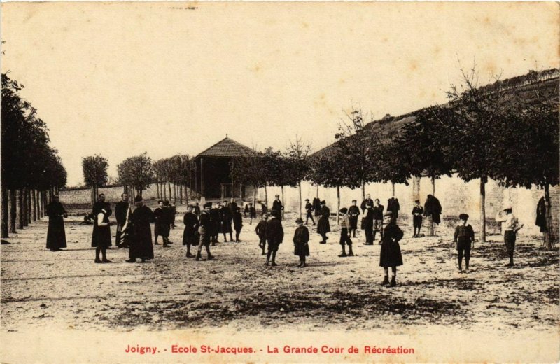 CPA Joigny - Ecole Saint-Jacques - La Grande Cour de Recreation FRANCE (960704)