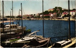 CPA Le LAVANDOU - Les Yachts dans le Port (106863)