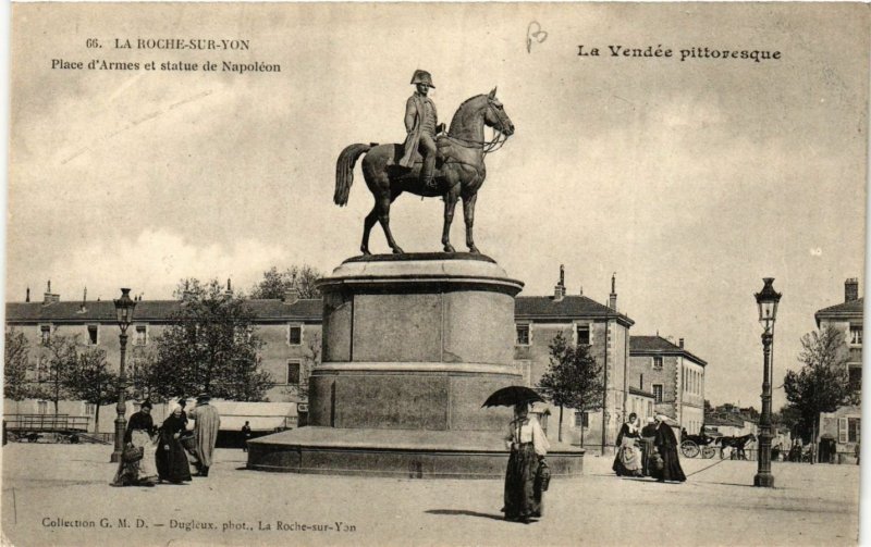 CPA La ROCHE-sur-YON - La Place d'Armes et Statue de Napoleon (636945)