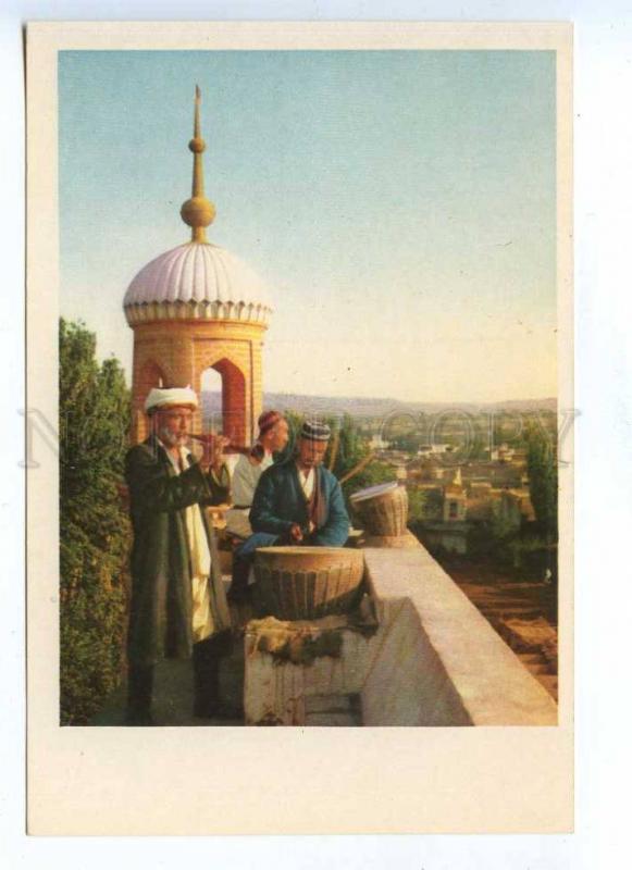 199601 CHINA Xinjiang Kashgar musicians at mosque Aitken 