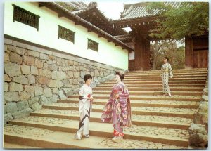 M-38510 Girls in kimono with a Maiko girl in Kyoto Japan