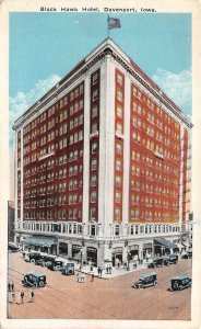 DAVENPORT, Iowa IA   BLACK HAWK HOTEL & Street View~Cars   1925 Vintage Postcard