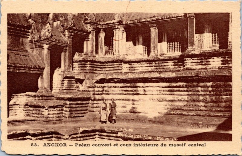 Postcard Cambodia Angkor - Courtyard and neck of central massif 