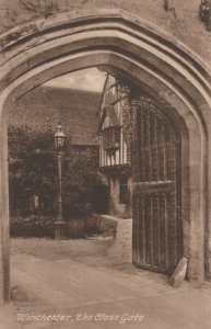 Hampshire Postcard - Winchester, The Close Gate   RS21141