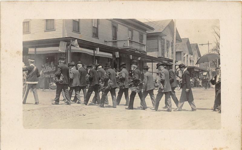 F21/ Interesting Photo RPPC Postcard G.A.R. Parade? Men Wreaths 4