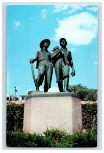 Vintage Tom And Huck Statue Postcard F93S