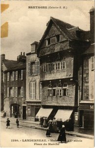 CPA Landerneau- Place du Marche FRANCE (1026703)