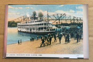 VINTAGE  POSTCARD UNUSED - BOAT LANDING, MISSISSIPPI RIVER, CLINTON, IOWA