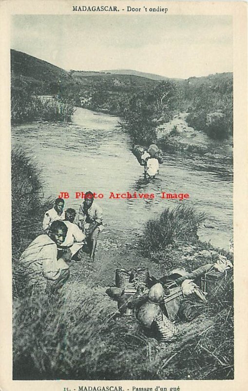 Madagascar, Door 't ondiep, Passage d'un Gue, Boys Gathering Water