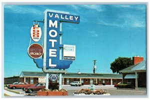 Green Bay Wisconsin WI Postcard Valley Motel Lounge And Dining Room c1960 Cars