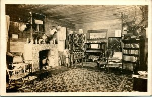 Vtg Postale Sépia Cppr 1920s Cabine Intérieur Avec Sud-Ouest Motif & Taxidermie