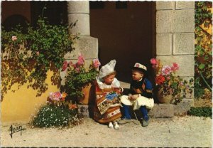 CPM La Bretagne Petits Enfants en Costumes de Fouesnant FOLKLORE (753488)