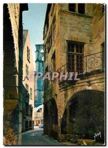 Postcard Modern Sarlat (Dordogne) Rue des Consuls right Hotel Plamon