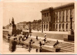 Postcard Russia USSR - Leningrad - The Quay of the Neva and the Academy of Arts