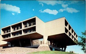 Postcard BUILDING SCENE Milwaukee Wisconsin WI AM4943