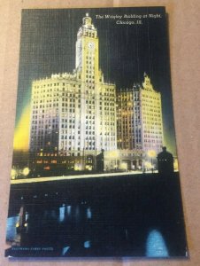 VINTAGE UNUSED  PENNY POSTCARD WRIGLEY BUILDING AT NIGHT CHICAGO ILL