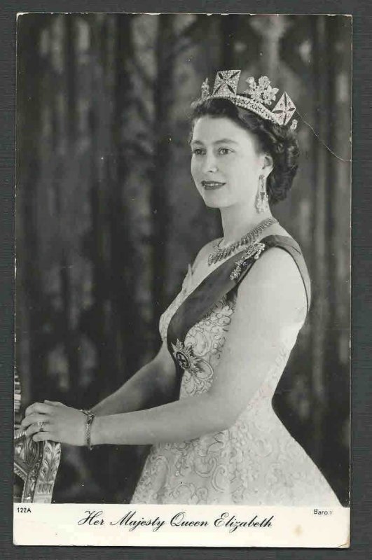 Ca 1950's PPC QUEEN ELIZABETH MINT PHOTO ON TUCK POSTCARD HAS BENDS & STAINS