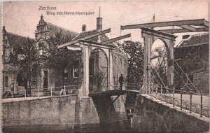 Netherlands Zierikzee Brug met Noordhavenpoort Vintage Postcard 03.84